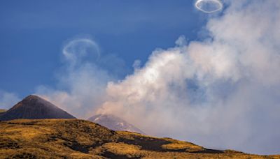 義大利兩座火山接連噴發 火山灰直衝天際 機場關閉