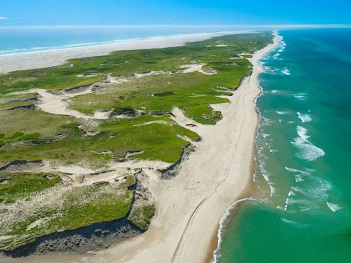 Casal é encontrado morto em bote salva-vidas em ilha após sair em viagem de barco pelo Atlântico