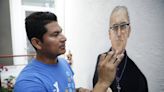 Pintor salvadoreño homenajea a monseñor Romero, asesinado por un francotirador en 1980