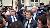 Tensión en Francia: abuchean a Emmanuel Macron en plena calle por su impopular reforma jubilatoria