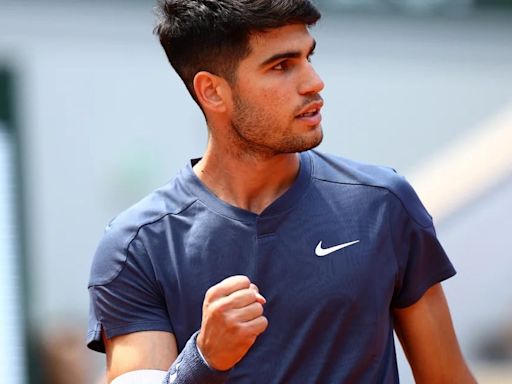 Alcaraz silencia los fantasmas de su antebrazo y pasa por encima de Wolf en su debut en Roland Garros