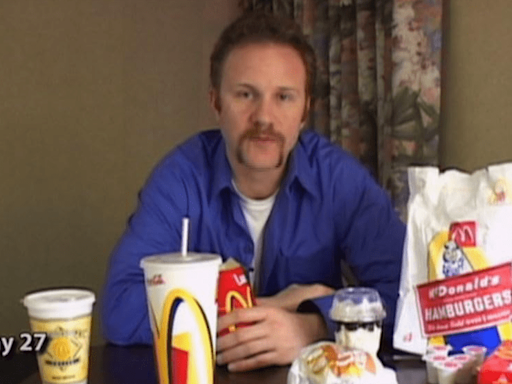 Diretor que comeu McDonald's por 1 mês para documentário morre aos 53 anos