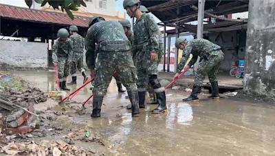 高雄美濃淹逾1米! 國軍進駐幫清淤泥 居民忙善後