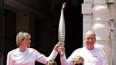 Feuer und Flamme: Albert und Charlène präsentieren Olympische Fackel