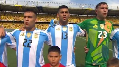 El divertido video del nene colombiano que le rogó a medio plantel de la selección argentina por la camiseta