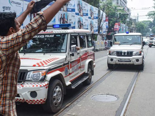 Everyone has right to protest: Guv after TMCP supporters show black flags outside Calcutta University