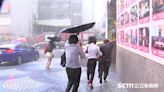 下雨天「iPhone有感」！正妹見1通知崩潰求助：無線也不能充電