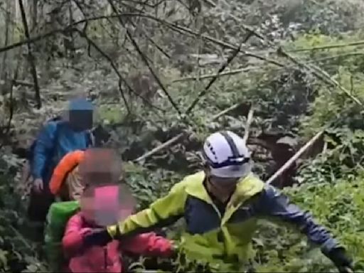 阿里山瑞奮古道2山友迷路 消防人員救援下山