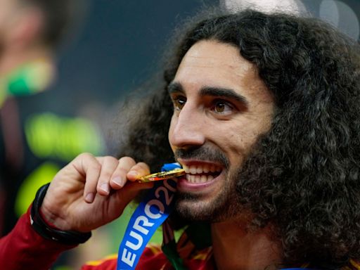 Promesa cumplida: Marc Cucurella se tiñó el cabello de rojo tras ganar la Eurocopa con España - El Diario NY