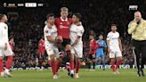 Europa League: Lisandro Martínez sufrió una lesión preocupante en Manchester United-Sevilla y Wojciech Szczesny fue reemplazado por dolores en el pecho en Juventus- Sporting de...