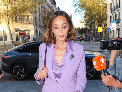 Isabel Preysler se salta el protocolo en el funeral de Ira de Fürstenberg con un elegante traje morado