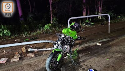 元朗男子駕電單車載胞弟遊車河撞欄 兄死弟傷