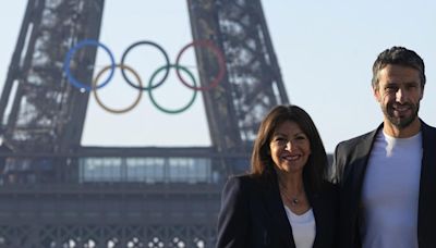 París muestra a 50 días de la inauguración los cinco aros en la Torre Eiffel