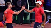 EEUU barre a Uzbekistán, avanza en la Copa Davis