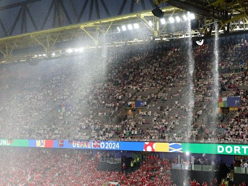 Detienen a un hombre encaramado al techo del estadio durante el Alemania - Dinamarca