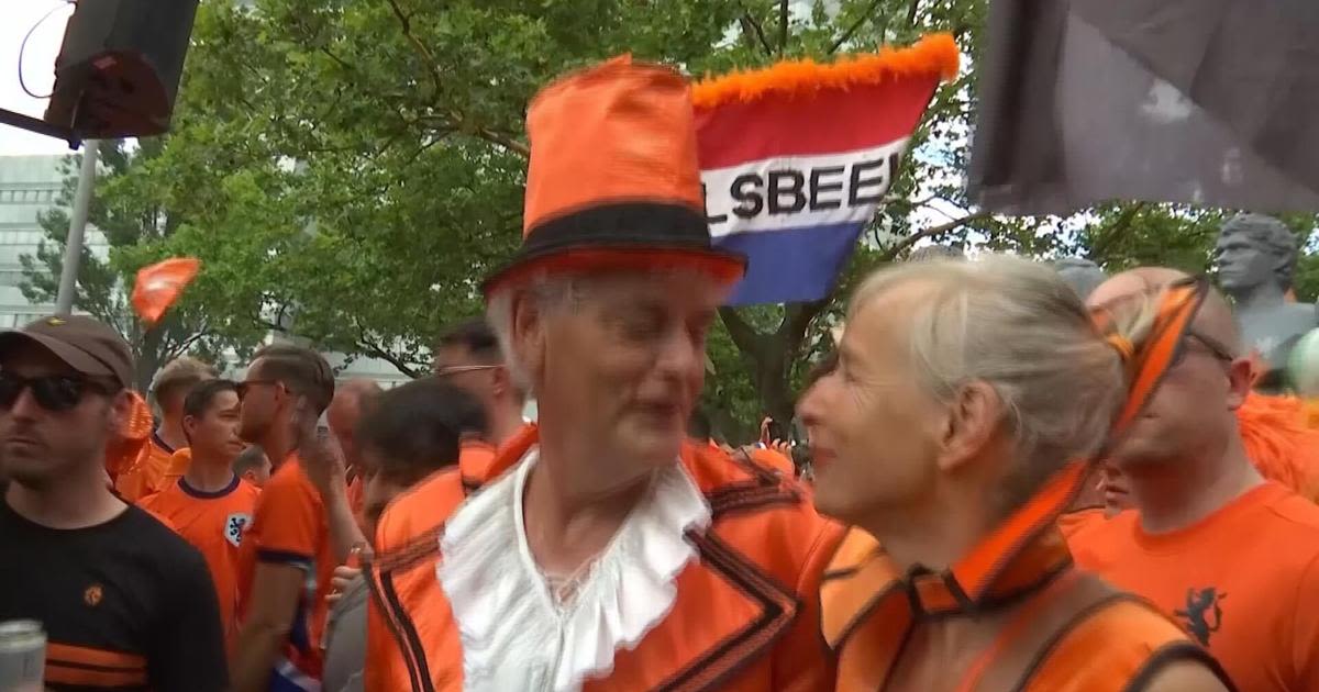 Berlin bright with orange as Sneijder joins Dutch fan gathering