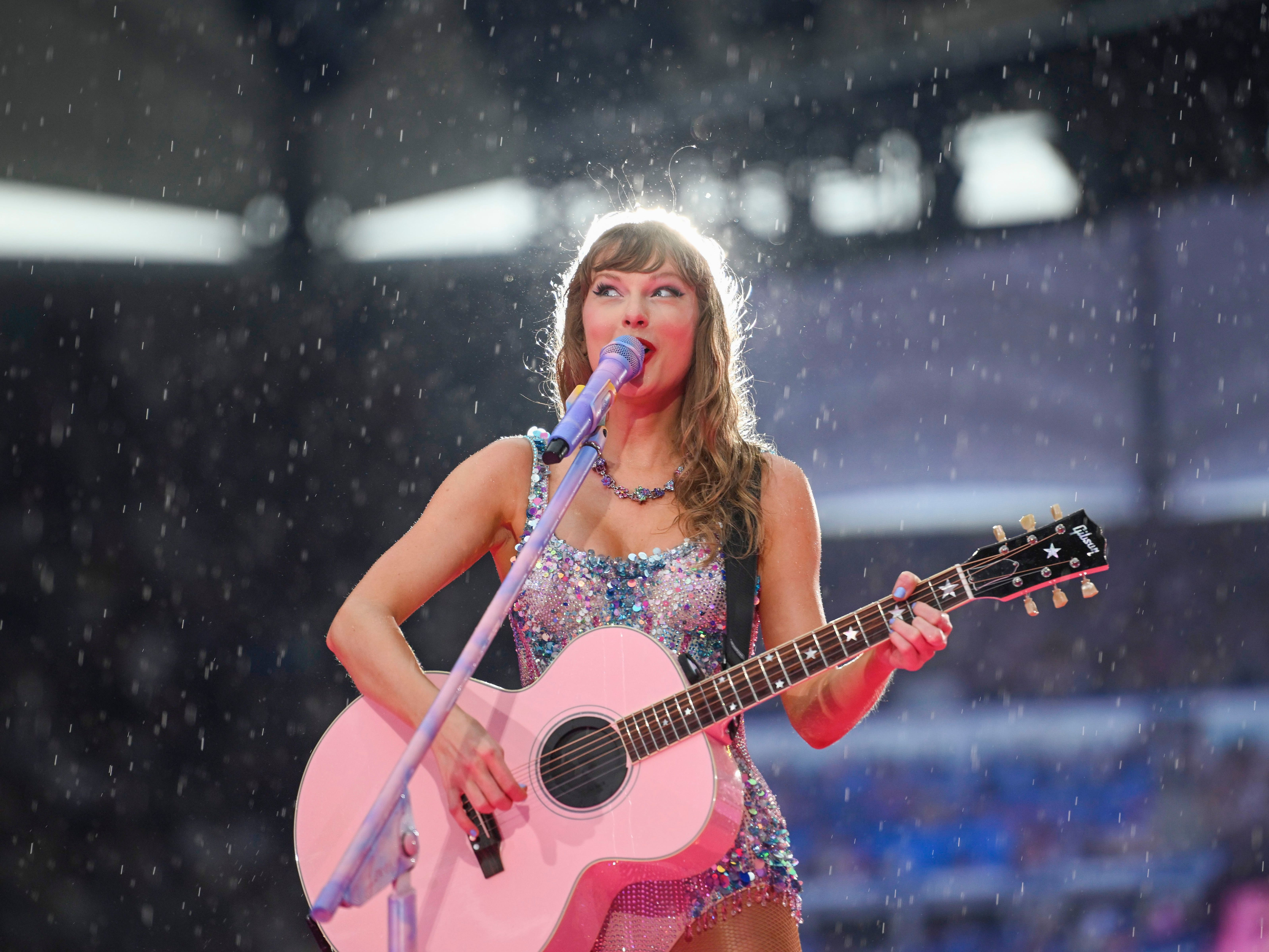 Watch Taylor Swift Mash-Up ‘We Were Happy,’ ‘Happiness’ Live in Hamburg