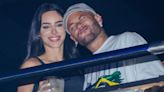 Assumidos! Neymar Jr e Bruna Biancardi trocam beijos durante show em SP