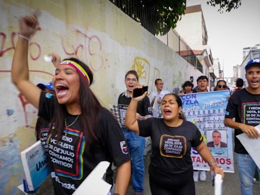 Young Venezuelan opposition voters prepare to leave the country if Maduro is reelected