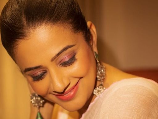 Actress Priyamani's White Saree And Award Win Make Her The Talk Of The Town - News18