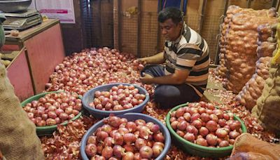 Govt buys 71,000 tonnes of onion for buffer stock; expects retail prices to ease with normal monsoon - ET Retail