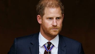 Harry fugge da Londra: «Partito poche ore dopo la funzione». Bagno di folla e nessun incontro con Carlo. Ora in Nigeria con Meghan