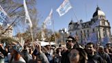 “Si no repudiamos los actos de violencia, se pueden repetir”: selfies, dedos en “v” y militancia copan la Plaza de Mayo