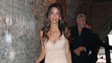 Amal Clooney fait sensation dans une robe asymétrique vintage à Saint-Tropez