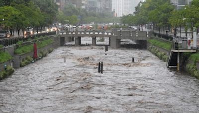 南韓首爾今降「極限暴雨」！清溪川暴漲、電車停駛 撐雨傘也沒用