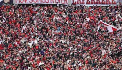 Torcida do River Plate canta música racista da seleção argentina