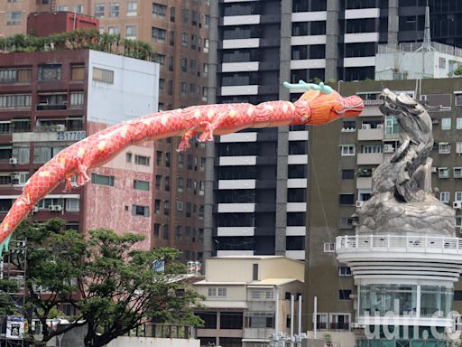 影／高雄愛河龍舟賽明天登場 佛光山祥龍燈現身