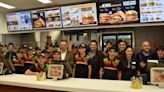 Empleados de McDonald's y Burger King cobrarán un jugoso sueldo básico tras súper paritaria del 103%