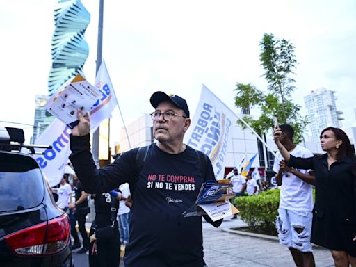 El cantante Rubén Blades pide en las calles de Panamá votar por un cambio político