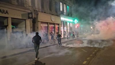 Al menos 25 detenidos y un policía herido dejan multitudinarias manifestaciones en Francia tras elecciones legislativas - La Tercera