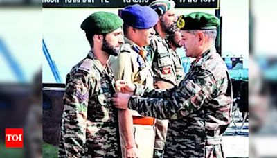 Army chief Dwivedi visits forward areas along LoC | Srinagar News - Times of India