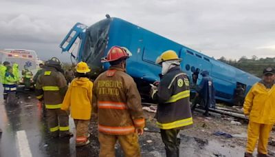 Las imágenes del fuerte accidente en Puebla en el que al menos 35 pasajeros de autobús resultaron heridos