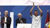 Florentino Pérez, acompañado por Zidane en la presentación de Mbappé