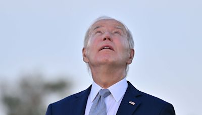 Joe Biden pide a los donantes demócratas que mantengan su apoyo y promete seguir adelante con su candidatura