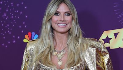 Heidi Klum en total look doré avec une robe ultra courte qui dévoile ses jambes interminables