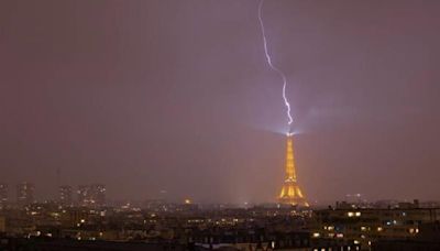 Tormenta eléctrica en París: las impresionantes imágenes de la Torre Eiffel alcanzada por un rayo