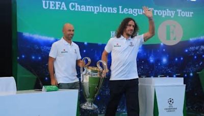 Puyol y Mascherano presumen del trofeo de la Champions que el Barça no gana desde hace nueve años