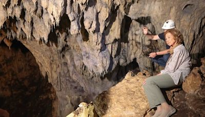 La reina Sofía visita los yacimientos de la sierra de Atapuerca: se sube a un andamio y se relaja en las rocas