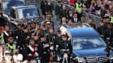 Com cerimônia solene, escoceses prestam homenagem à rainha Elizabeth