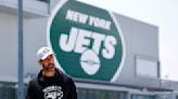 'Hard Knocks': Aaron Rodgers seemed starstruck when meeting ‘voice of God’ Liev Schreiber at Jets training camp