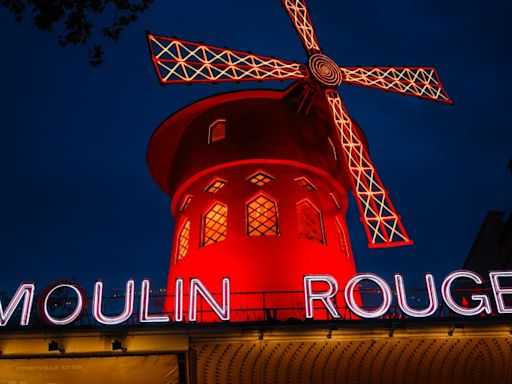 Las aspas del emblemático cabaré parisino Moulin Rouge se desploman