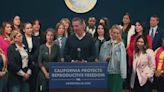 Gavin Newsom firma ley que permite a los médicos de Arizona realizar abortos en California