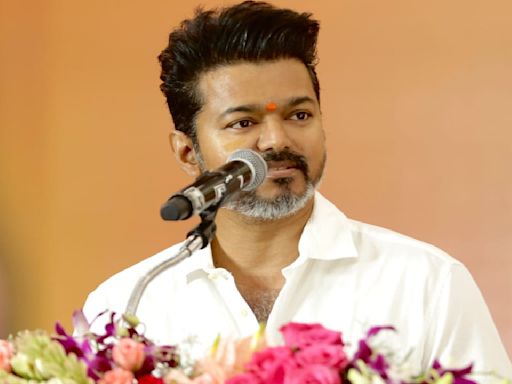 Thalapathy Vijay presents valuable life lesson for students at event; says THIS