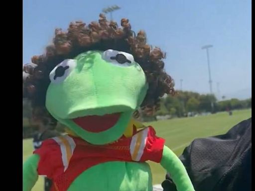 Raiders players brought Kermit the Frog doll in Patrick Mahomes jersey to practice