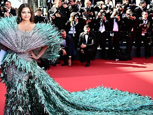 Aishwarya Rai Bachchan’s dramatic blue gown inspires 5 hilarious comparisons