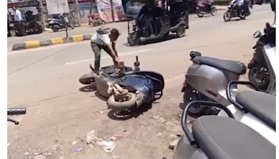 MP: Frustrated With Poor Service, 22-Year-Old Smashes Ola E-Bike With Hammer Outside Showroom; Video Goes Viral